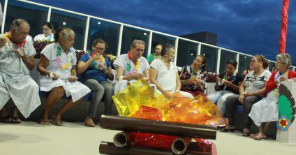 Pacientes e acompanhantes participam de luau em unidade coordenada pelo IPCEP