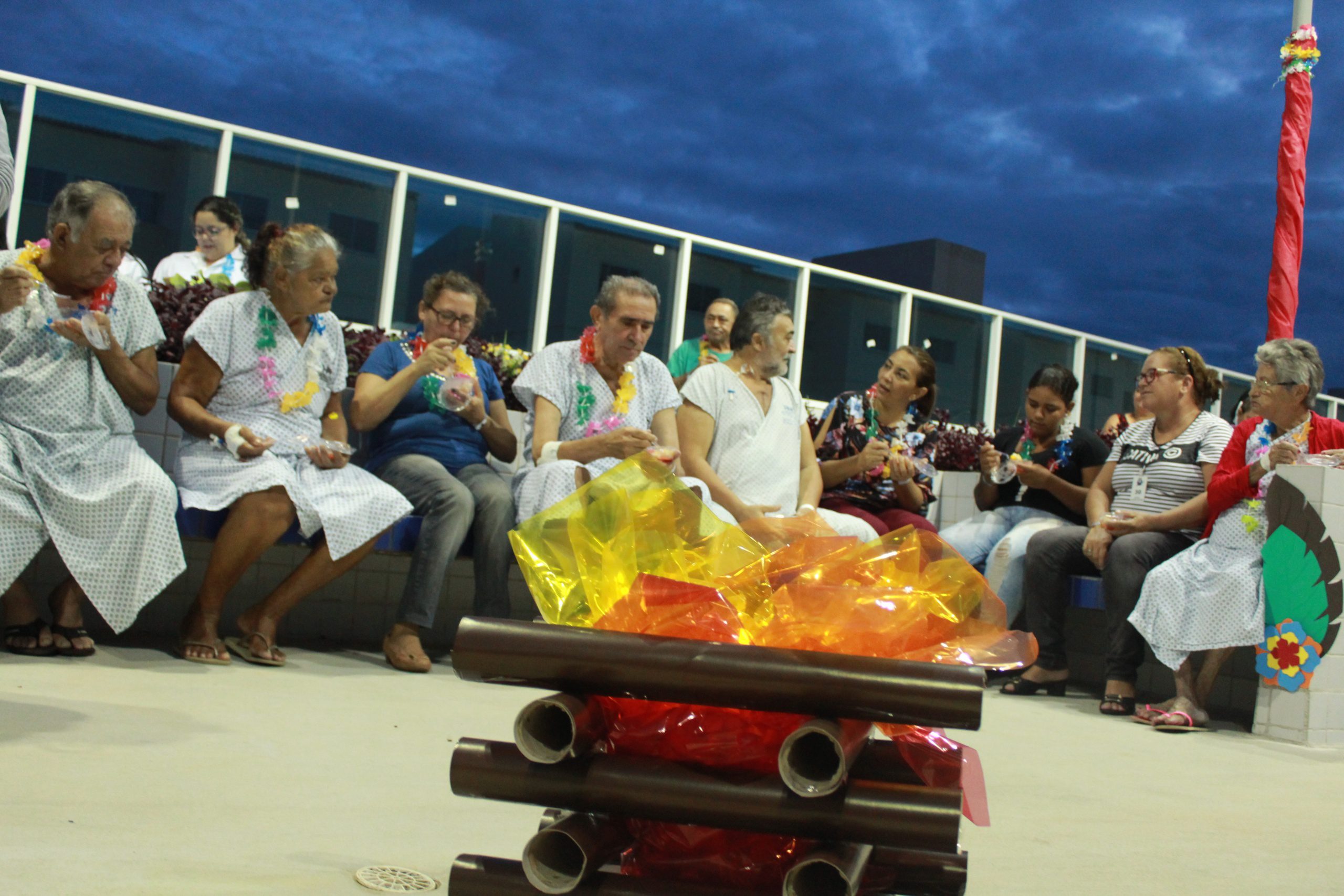 Pacientes e acompanhantes participam de luau em unidade coordenada pelo IPCEP