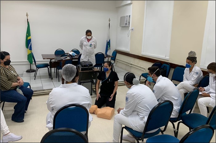 Alunos do estágio hospitalar no HEGV participaram de treinamento sobre Protocolo Básico de Parada Cardiorrespiratória