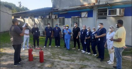 Colaboradores participam de treinamento teórico e prático de combate a princípios de incêndio