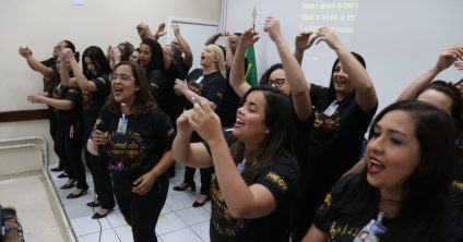 Coral de colaboradores faz apresentação emocionante no aniversário do HEGV