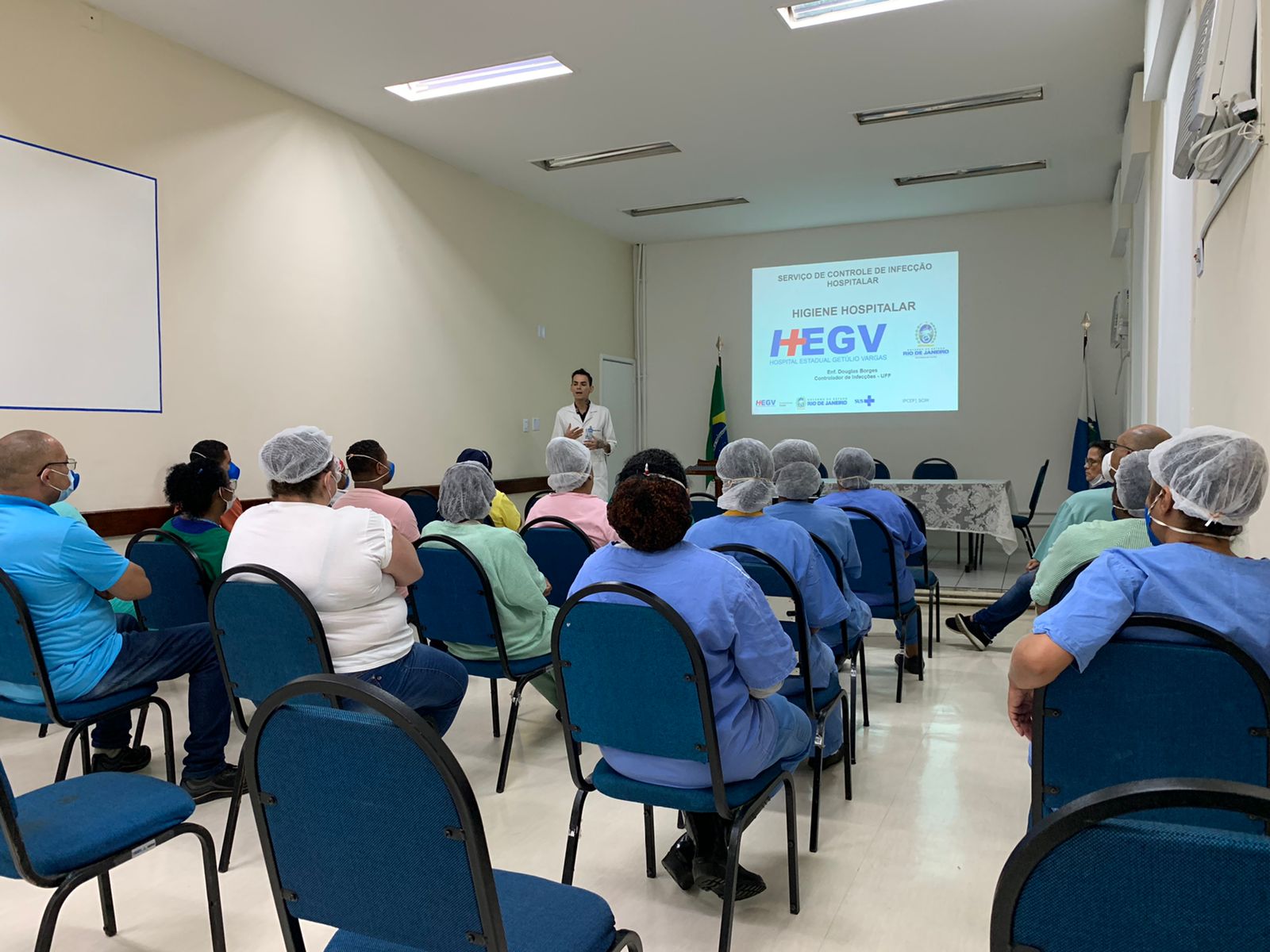 Colaboradores do setor de Serviços Gerais participam de treinamento sobre Higienização Hospitalar