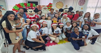 Papai Noel visita crianças nos setores pediátricos do Hospital Estadual Getúlio Vargas