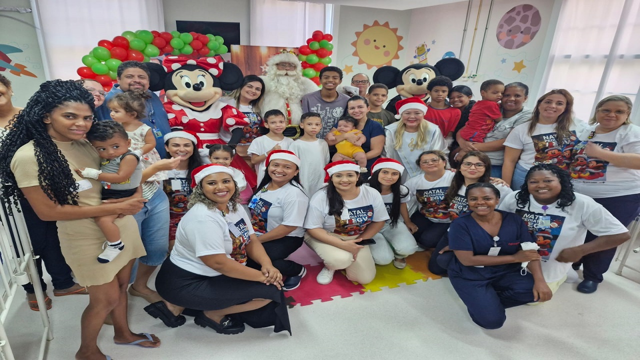 Papai Noel visita crianças nos setores pediátricos do Hospital Estadual Getúlio Vargas