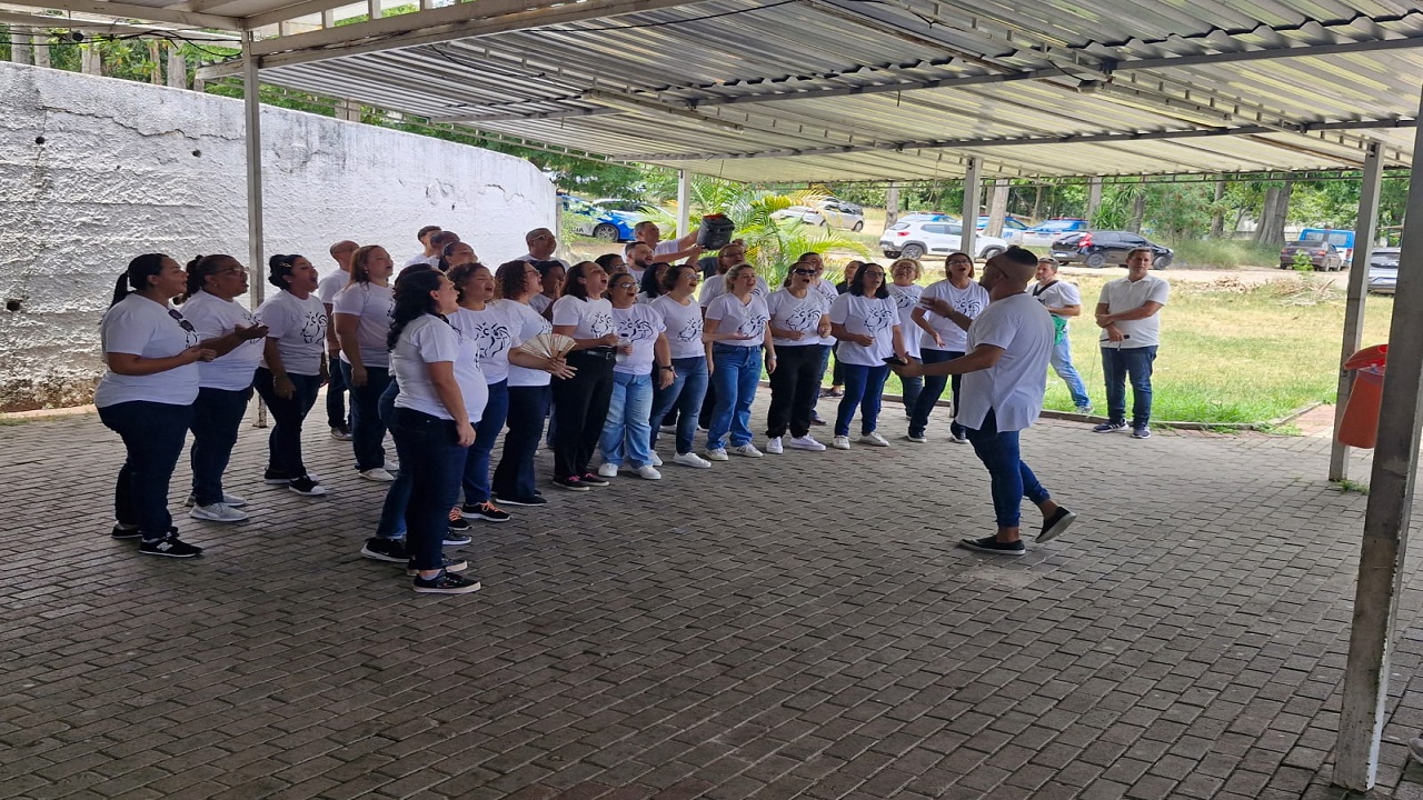 Coro Cara de Leão canta para pacientes e profissionais da UPA Penha e HEGV